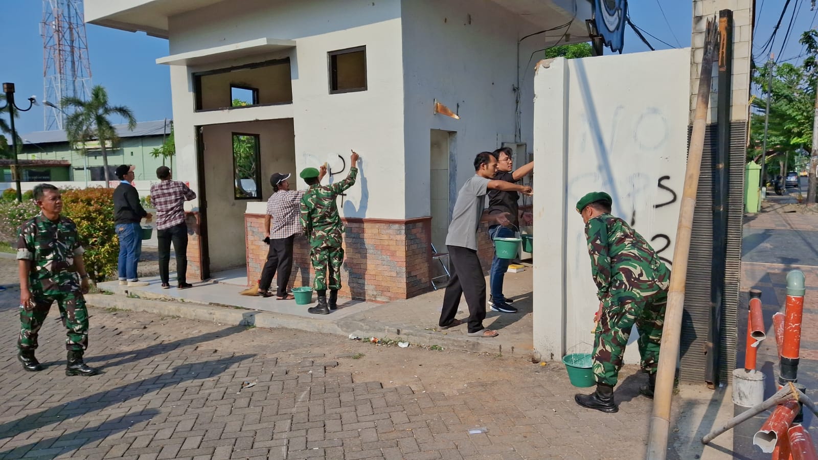 TNI dan Masyarakat Bersihkan Kantor DPRD Pasca Demo